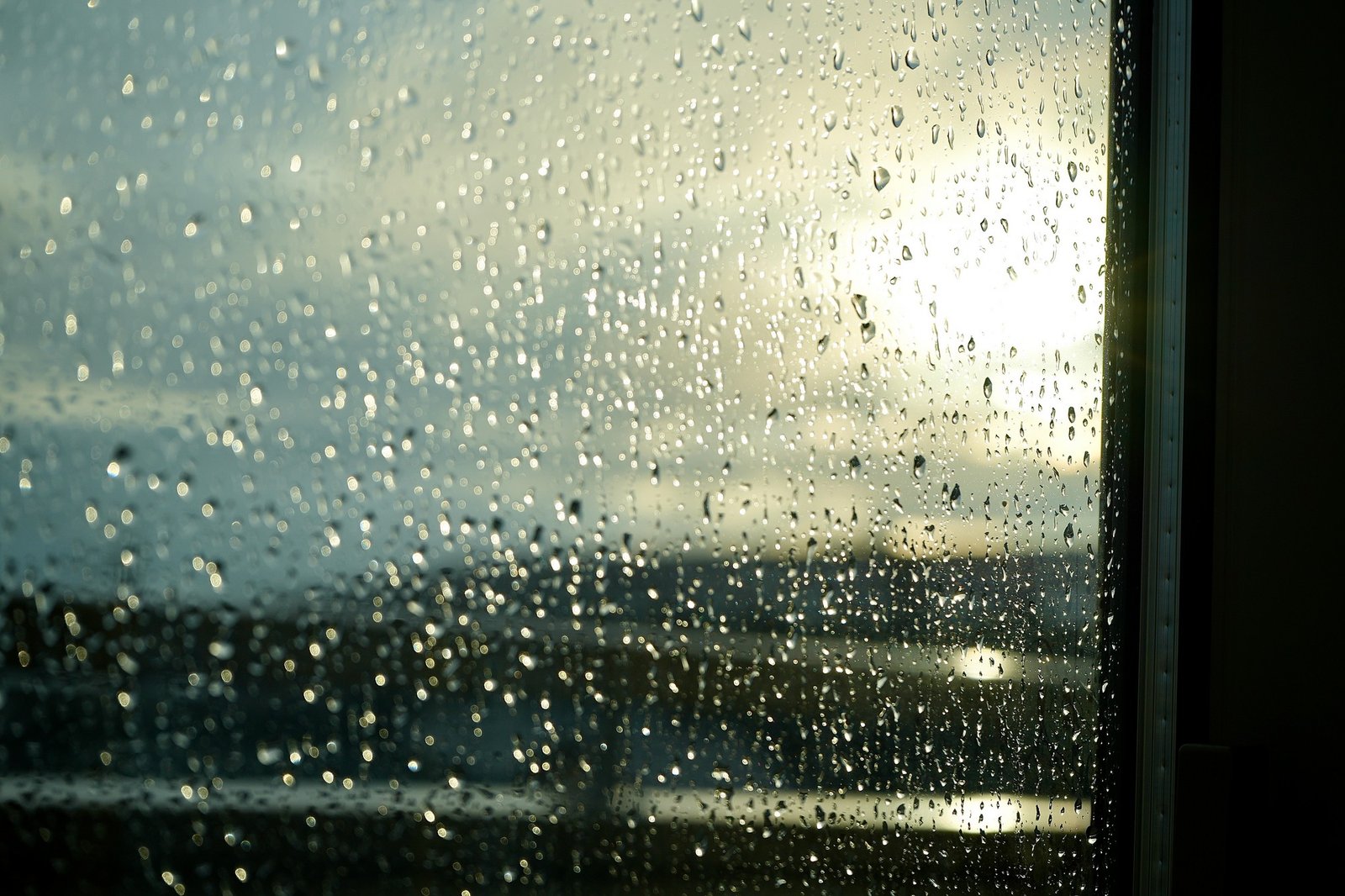 Kondenswasser an einer Fensterscheibe im Winter