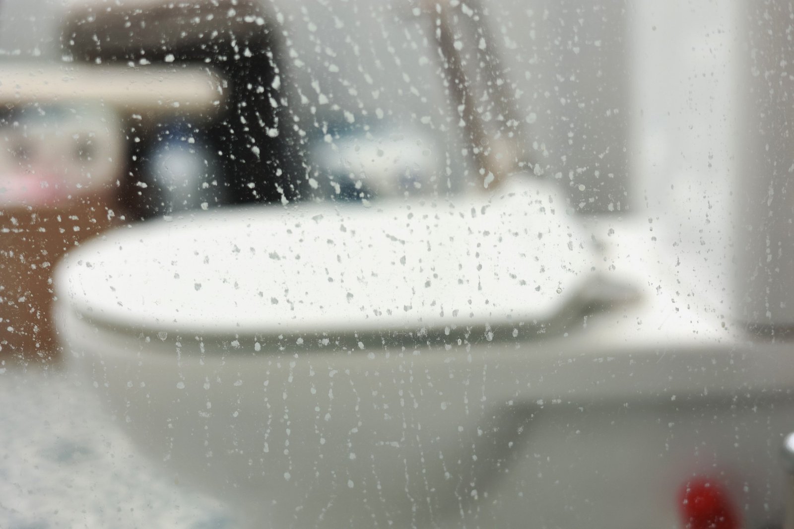 Beschlagenes Fenster im Badezimmer