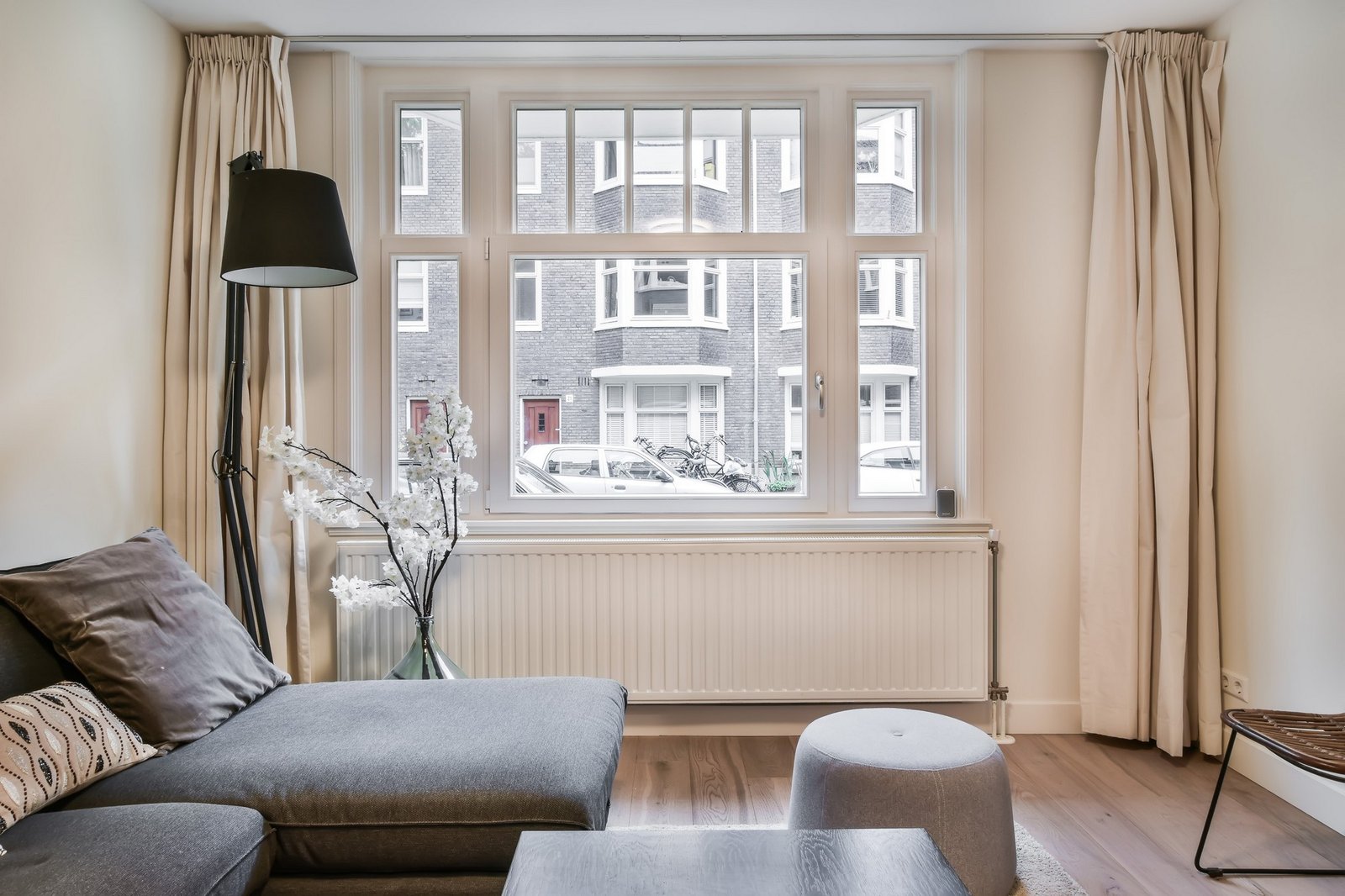 Fenster in einer Mietwohnung mit Feuchtigkeitsflecken