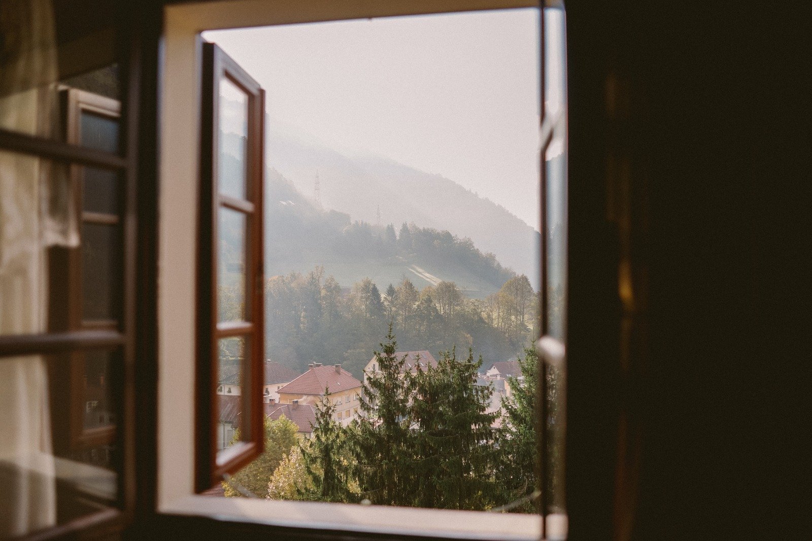 Geöffnetes Fenster zum Lüften gegen Schimmel
