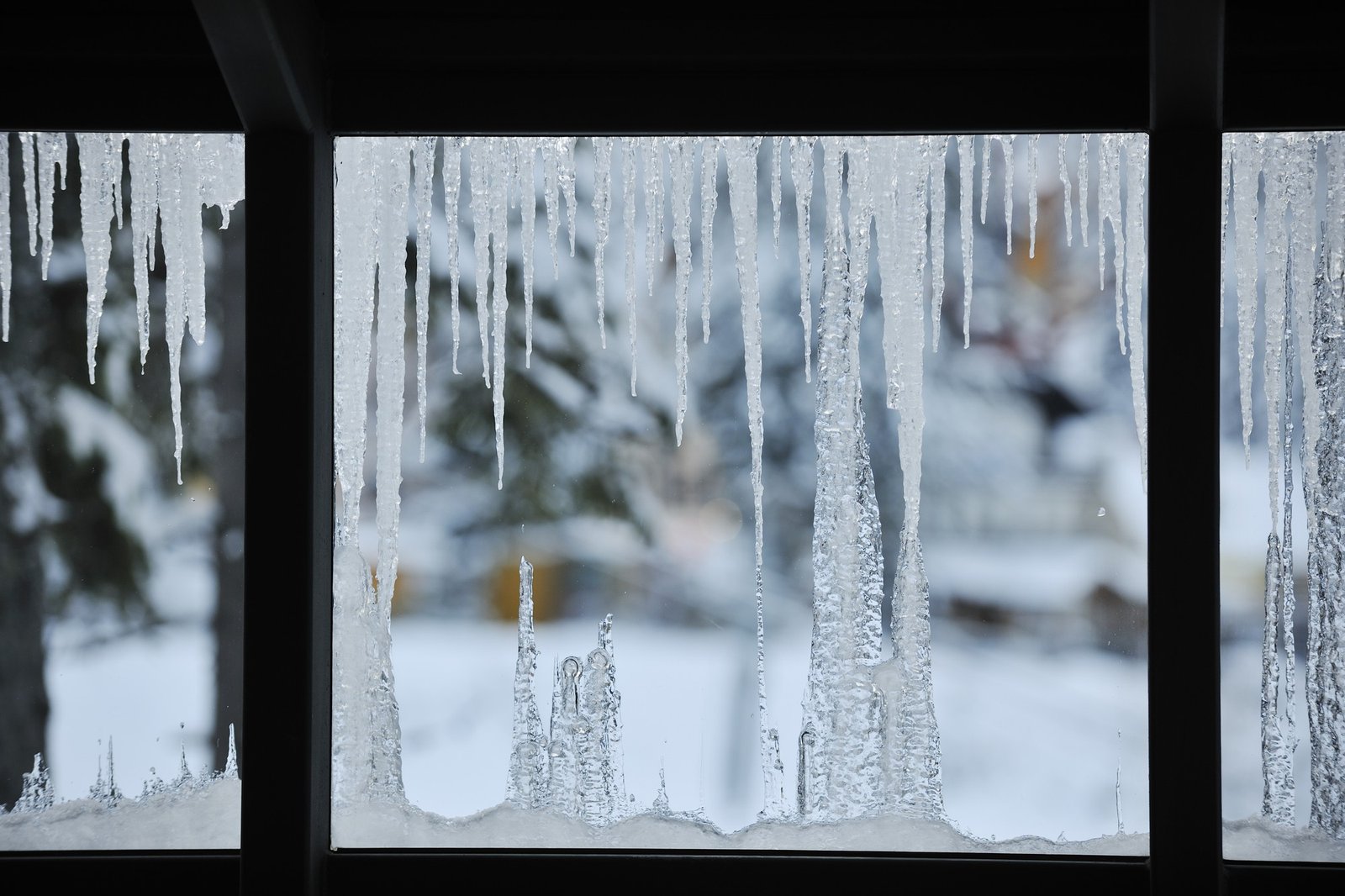 Winterliches Fenster mit Kondensation und Frost