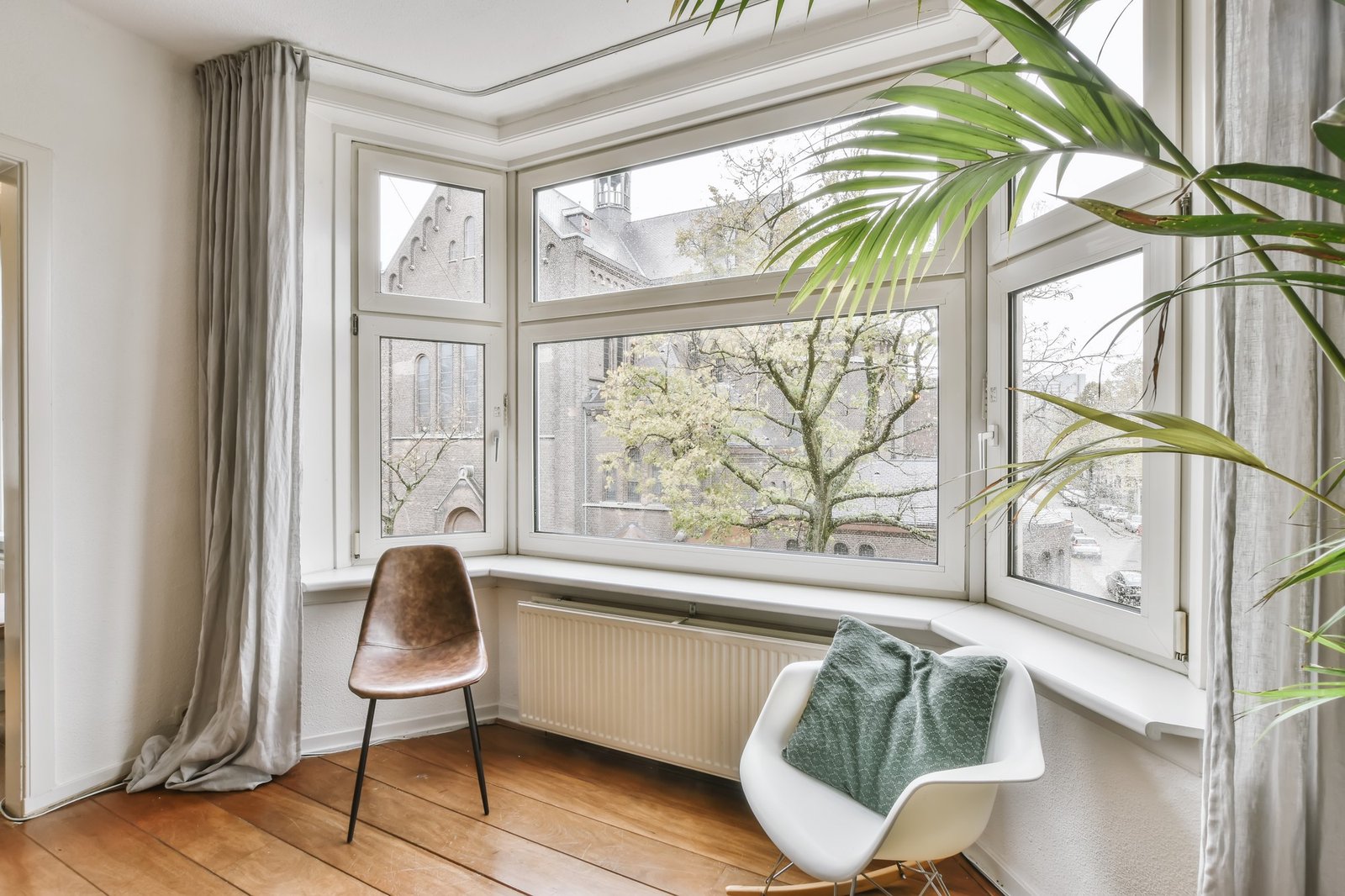 Fensterlaibung mit Putz und Schimmelspuren