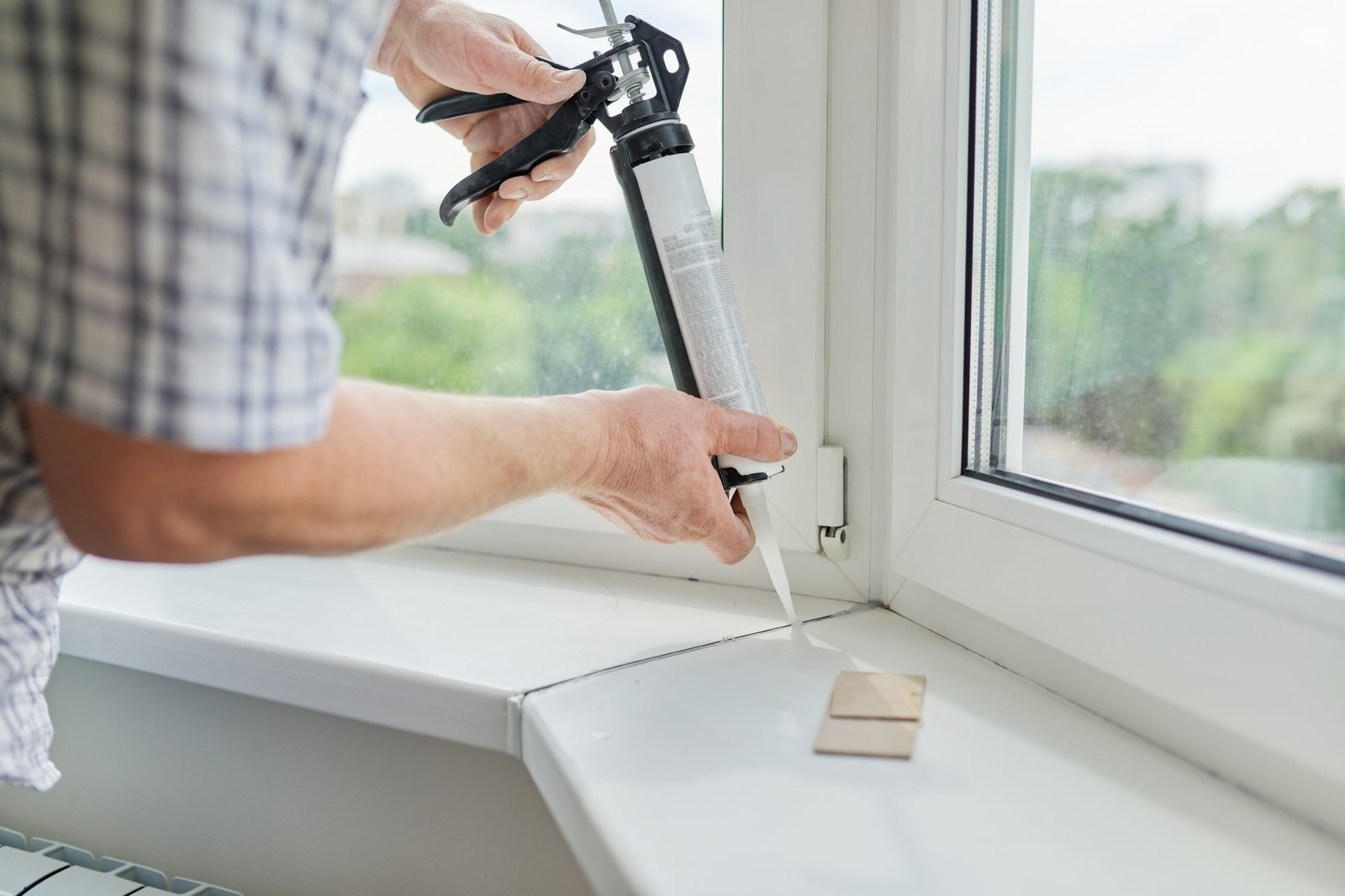 Schwarze Verfärbung in der Silikonfuge am Fenster