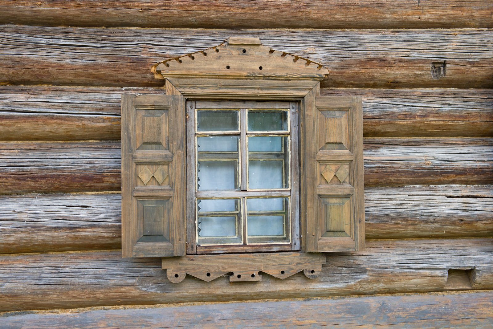 Altes Holzfenster mit Feuchtigkeitsspuren