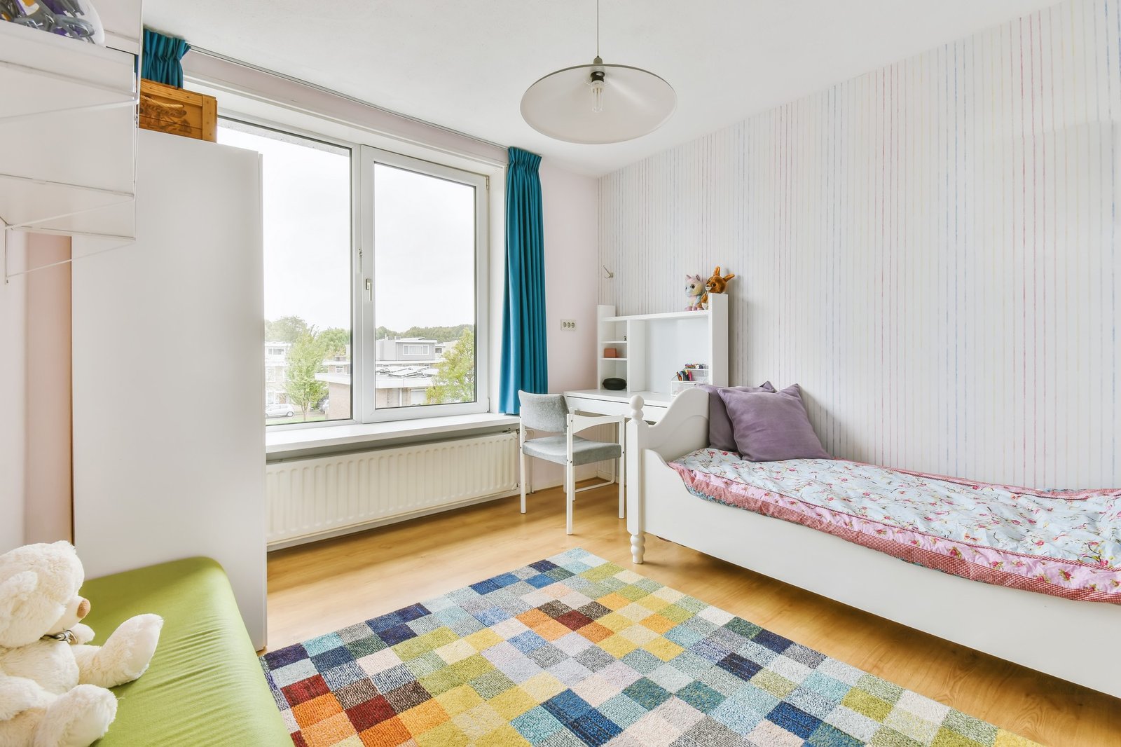 Fenster im Kinderzimmer mit Feuchtigkeit