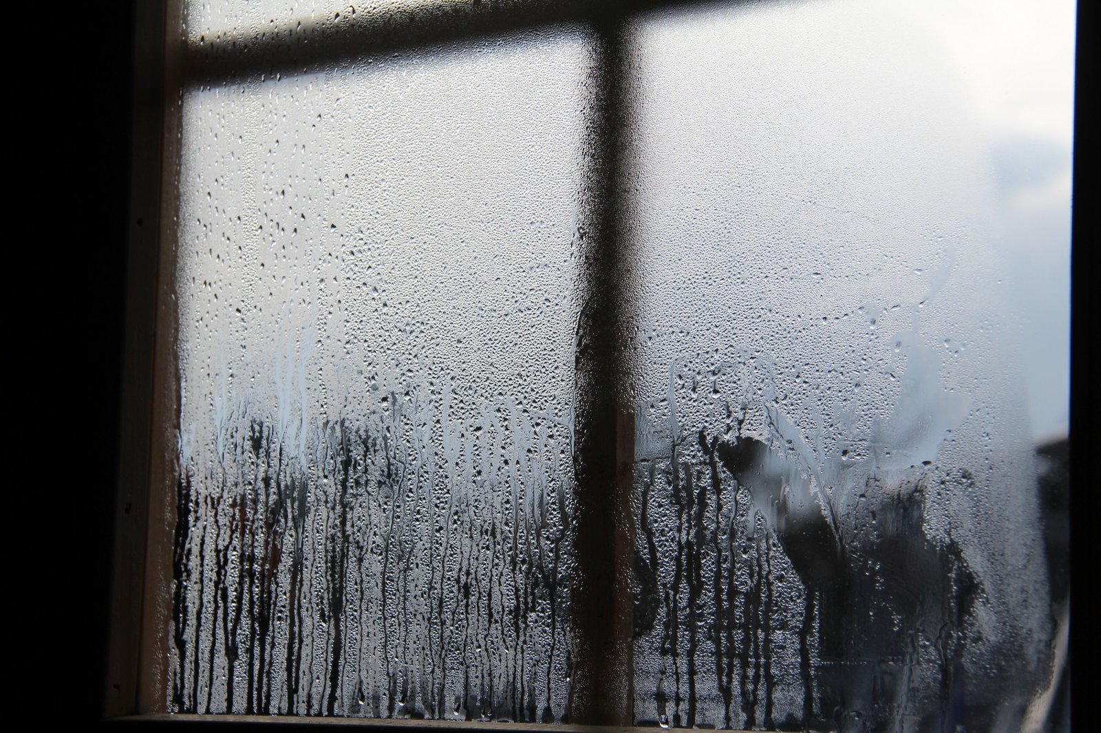 Beschlagenes Schlafzimmerfenster am Morgen