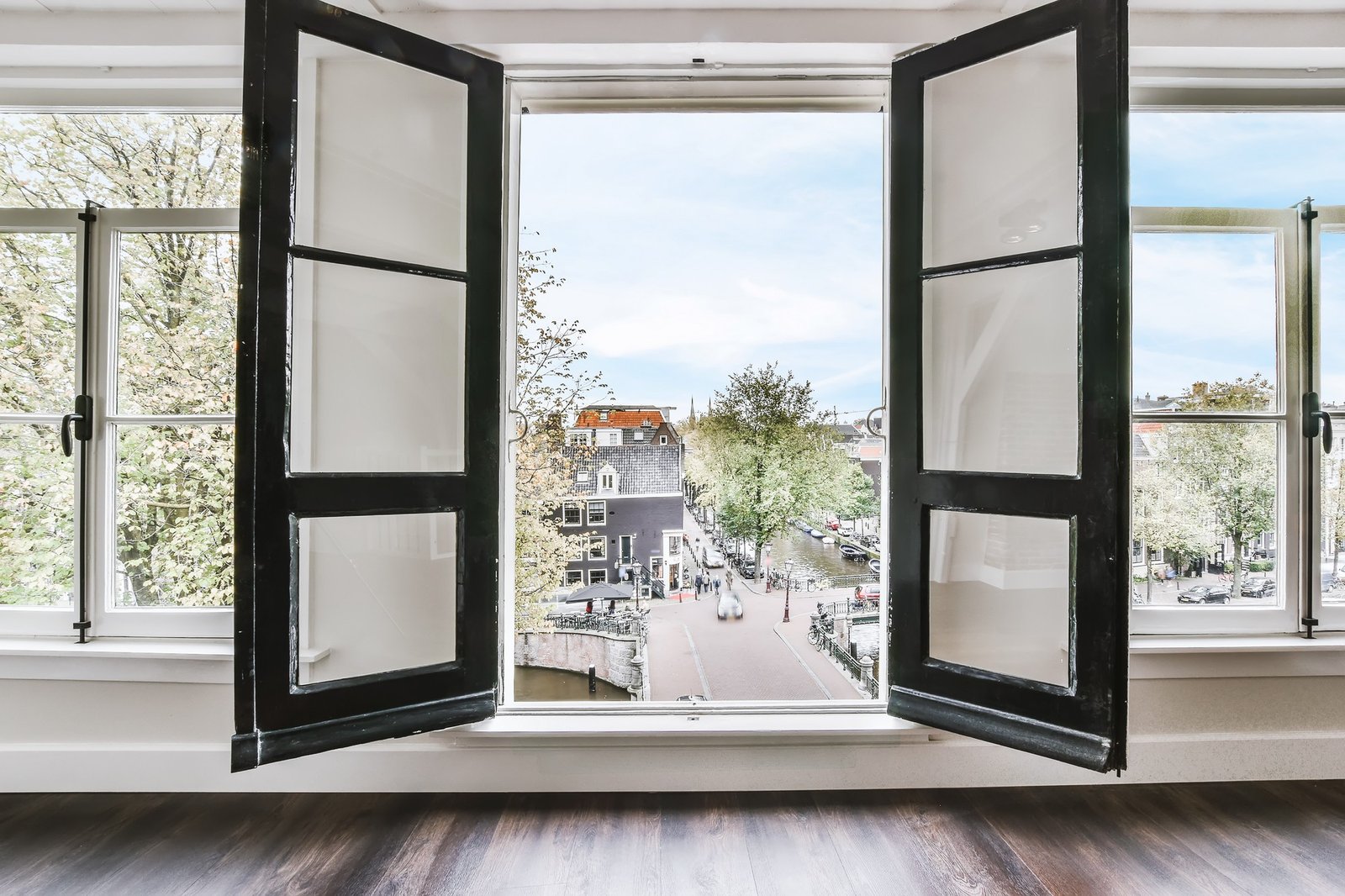 Weit geöffnetes Fenster beim Stoßlüften