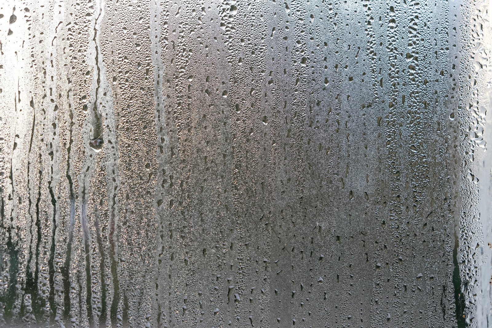 Kondenswassertropfen an einer Fensterscheibe