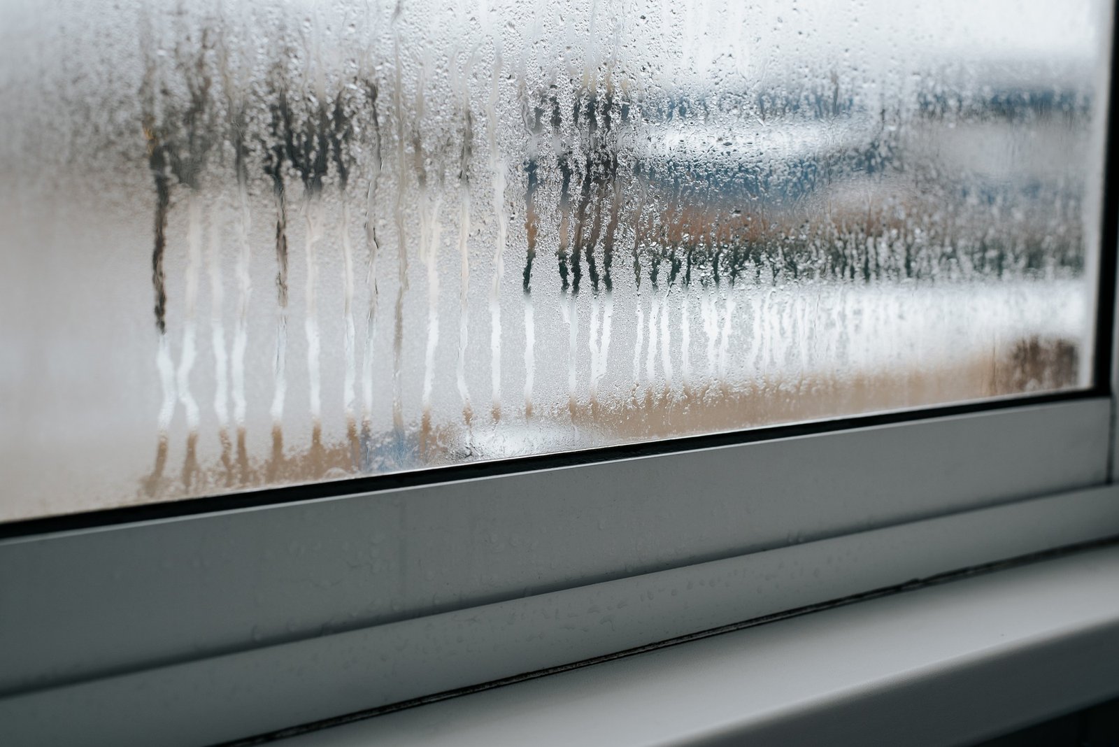 Kondenswasser am Fenster als Ursache für Schimmel